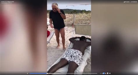 Beppe Grillo in Sardegna ironizza C è un uomo di colore in spiaggia