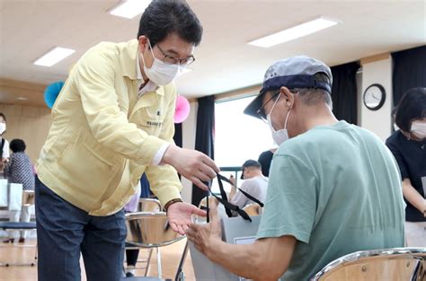 성동구 성수2가제1동 주민자치회 생활용품 키트 나눔실천 전국매일신문 전국의 생생한 뉴스를 ‘한눈에