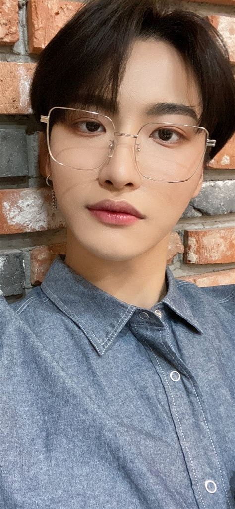 Seonghwa Ateez Wallpaper Lockscreen Glasses Wallpaper Park Seong Hwa