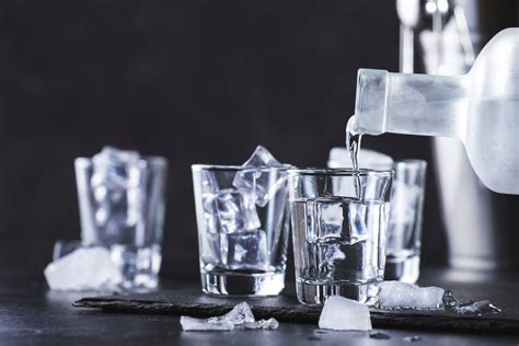 Нарколог Луньков: Чистый этиловый спирт считается самым безопасным ...