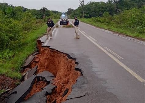 Trecho Da Br Cede E Rodovia Interditada No Amazonas