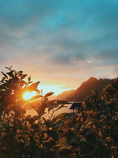 Sunset by the Ocean and Mountains · Free Stock Photo