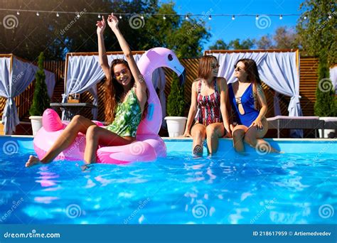 Belles Jolies Filles Chaudes En Bikini S Amusent Dans La Piscine Sur Gonflable Pink Flamingo