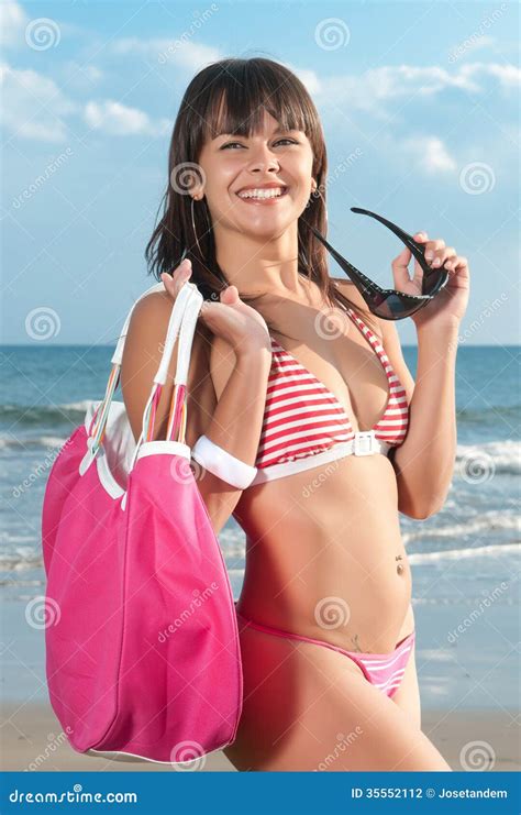 Belle Fille Avec Le Bikini Au Bord De La Mer Photo Stock Image Du Pattes Magnifique 35552112