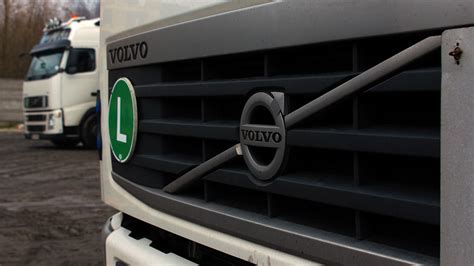 750x1334 Resolution White Volvo Vehicle Trucks Logo Volvo Volvo