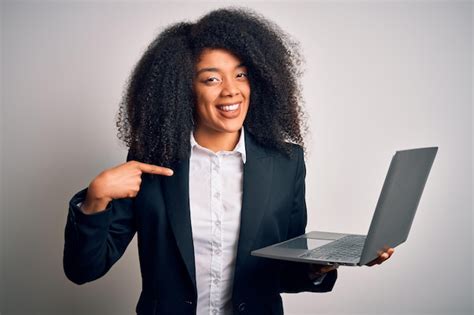 Jovem mulher de negócios afro americana cabelo afro usando laptop