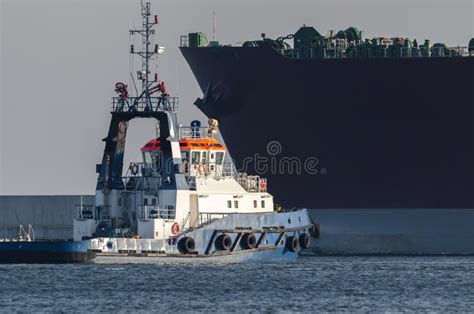 Lng Tanker En Sleepboot Stock Afbeelding Image Of Industrieel