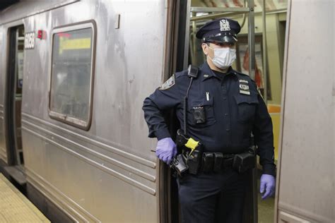 Un Par De Hombres Apu Alaron A Un Joven En Rostro Y Cuello En Metro De Ny