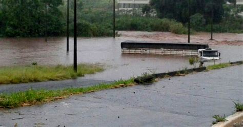 G1 Temporal Alaga Casas Derruba Muros E Causa Acidentes Em