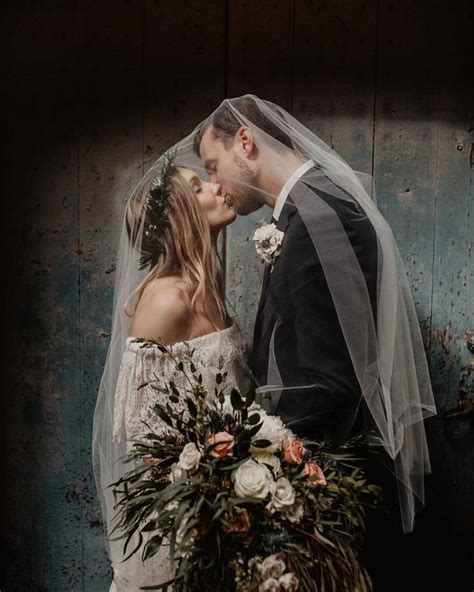 18 Romantic Wedding Photo Ideas To Take With Your Bridal Veil