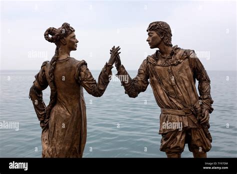 Una Estatua De Romeo Y Julieta Verona Manos Tocar Por El Escultor