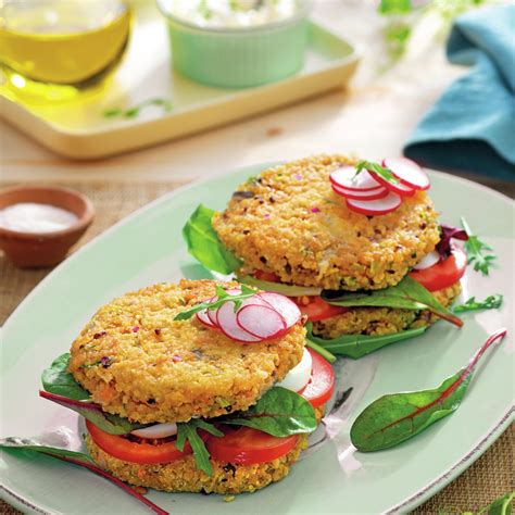 Hamburguesas De Quinoa Y Verduras Con Tomate Y Huevo Duro