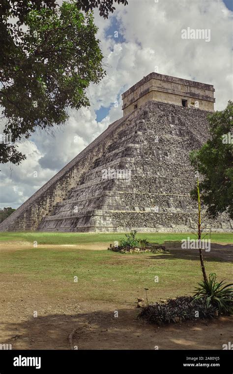 Pyramid Of Chichen Itza Vertical Shot Stock Photo Alamy