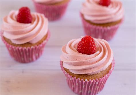 Fresh Raspberry Cupcakes With Raspberry Buttercream Love Swah