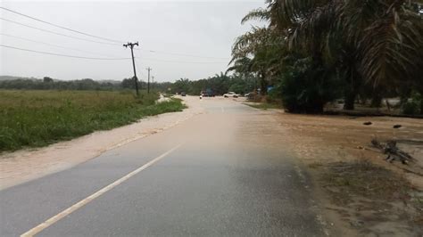 Banjir Rendam Jalan Nasional Subulussalam Tapaktuan