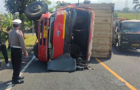 Truk Box Tabrak Pick Up Satu Orang Tewas Dua Luka Luka