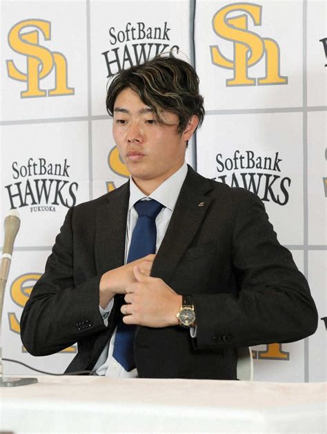 ＜ソフトバンク契約更改＞4000万円でサインし会見する松本（撮影・中村 達也） ― スポニチ Sponichi Annex 野球