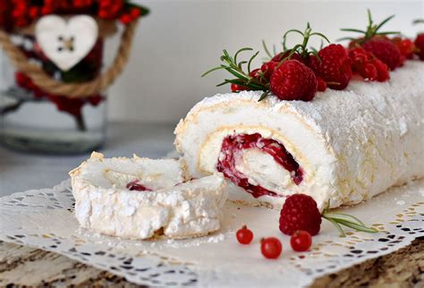 Rotolo Di Meringa Con Mascarpone E Frutti Di Bosco Dolci Da Sogno