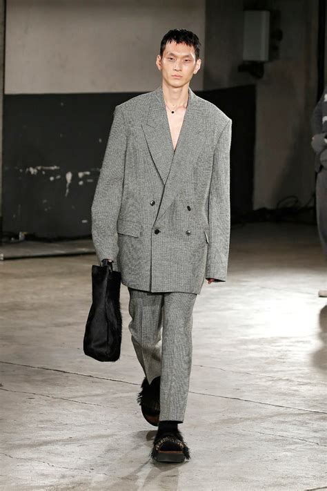 Dries Van Noten show, Runway, Menswear, Fall Winter 2023, Paris Fashion Week, Runway Look #15 ...