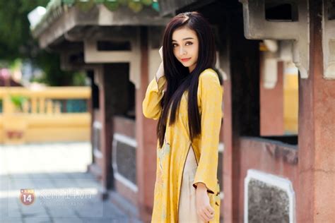 Hot girl 2 miền khoe vẻ đẹp đặc trưng trong tà áo dài truyền thống