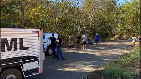 Degolado E Decapitado - VÍDEO: Corpo de jovem é encontrado degolado em rua de Luzimangues | G1