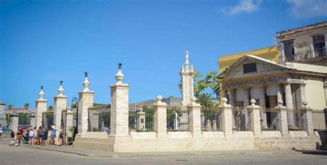 R Dio Havana Cuba El Templete Un Deseo Por Los A Os De La Habana