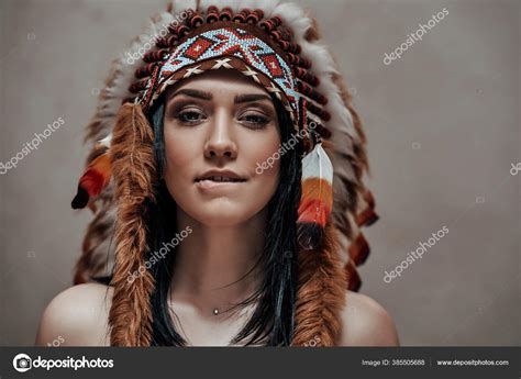 Attractive Woman Posing Naked In Studio Wearing Indian Feather Headwear Stock Photo By Fxquadro