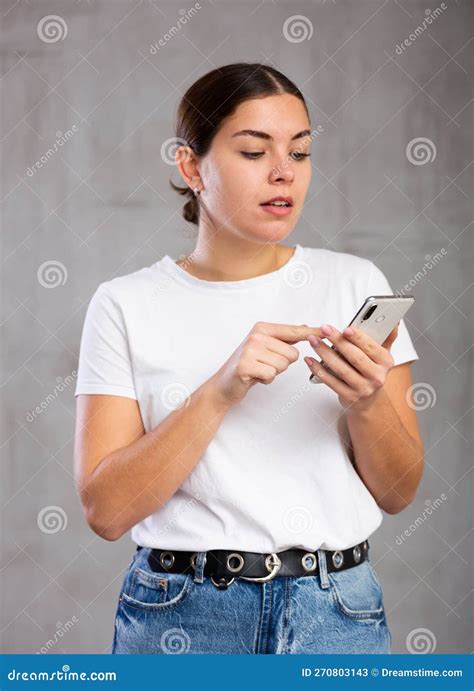 Jovem Focada Lendo Mensagem No Telefone Imagem De Stock Imagem De