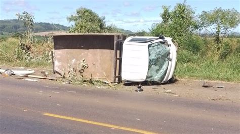 Tombamento de caminhão deixa passageiro ferido em São Louren