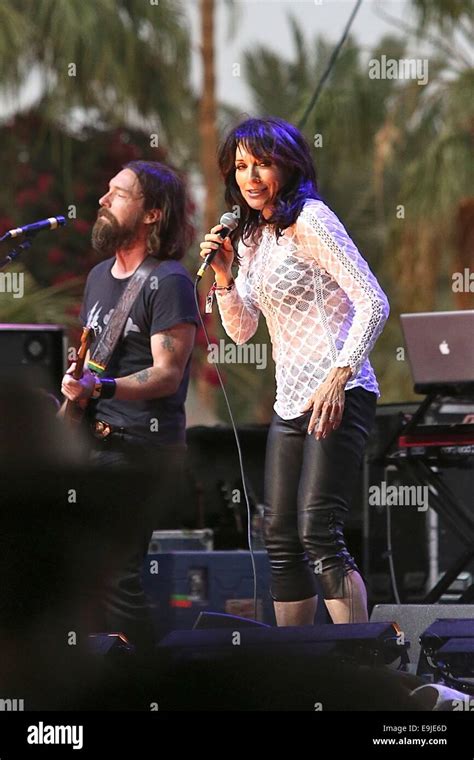 Katey Sagal Juega En El Stagecoach Con El Guardabosques Y Su Hijo