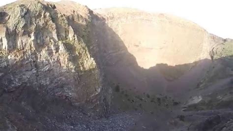 Nel Cratere Del Vesuvio Con Il Drone Youtube