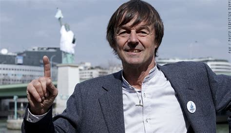 rencontre cinéma et solidarité Nicolas Hulot montre du doigt la