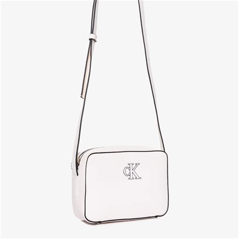 CALVIN KLEIN TOREBKA MINIMAL MONOGRAM CAMERA BAG kolor BIAŁY