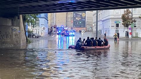 Unwetter Rekordregen In Wien Frau Unter Bus Geschwemmt ZEIT ONLINE