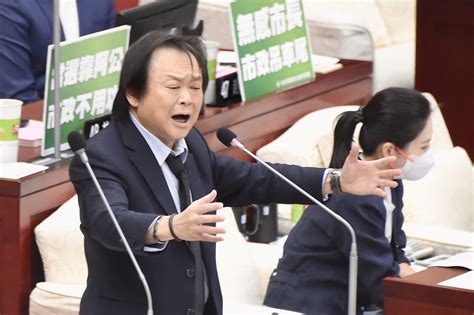 【蔣師第一堂課】蔣萬安議會首秀 王世堅贈棕熊「螺絲起子」要市府團隊拴緊 上報 焦點