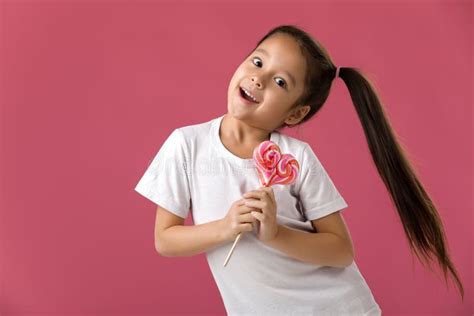 H rlig Gullig Liten Flicka Med En Klubba Fotografering för Bildbyråer