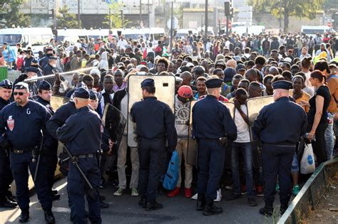 Paris Migrants Ont T Vacu S Du Camp De Migrants De La Chapelle