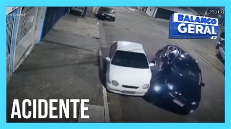 Motorista Bate Em Carro Estacionado E Foge Youtube