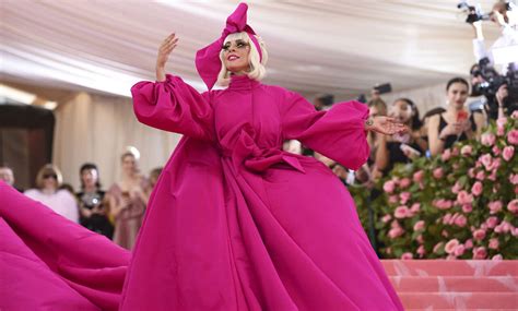 Lady Gaga Revoluciona La Gala Met Con Cuatro Vestidos En Uno