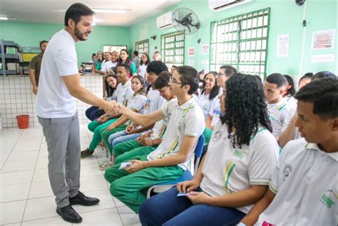 Secretário Washington Bandeira motiva alunos do CETI Antônio Tarciso em