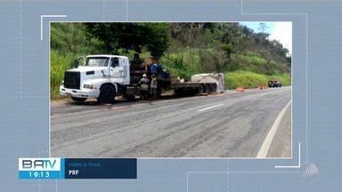 Batv Itabuna Pedra Que Interditava Parte Da Pista Removida Da Br