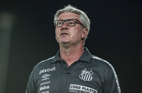 Santos Odair Hellmann testa nova formação em treino do time