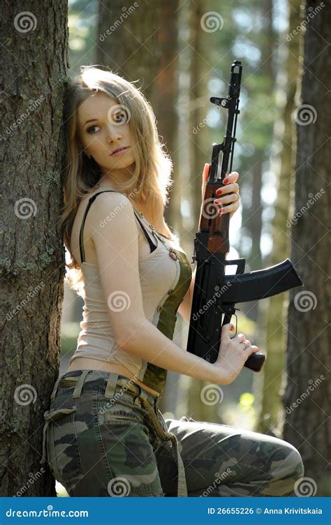 Jeune Blonde Avec Un Fusil Photo Stock Image Du Action 26655226