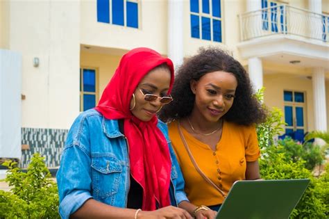 Femme Africaine Gesticulant Le Même Signe Alors Quelle était Assise