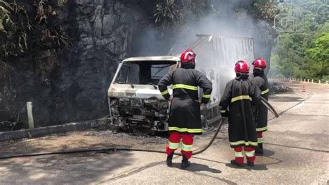 Subida da Serra de Petrópolis RJ é interditada após caminhão pegar