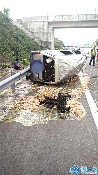 泉南高速一面包车违规载货高速路上爆胎 千斤鸡蛋碎了一地 城事要闻 东南网泉州频道