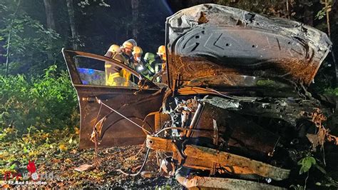 D Drei Menschen Bei Alleinunfall In Bad Salzuflen Eingeklemmt Und Zum