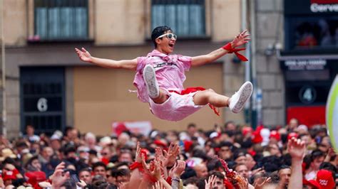 Pamplona Ya Vibra Con Los Sanfermines Tras Un Chupinazo