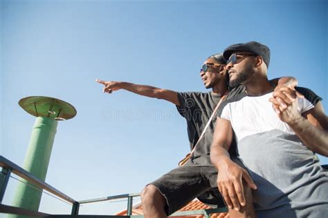 Vista Lateral De Una Feliz Pareja Gay Pasando Tiempo En La Azotea Foto De Archivo Imagen De