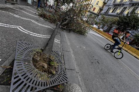 Maltempo scuole chiuse a Napoli martedì 30 de Magistris polemico con